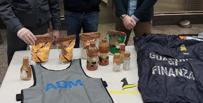Malpensa, in valigia con la "coca da bere". La Finanza sequestra sette chili di droga: due arresti
