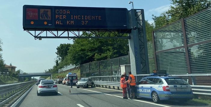 Schianto sulla A8 tra Legnano e il bivio con la A9: ferita una persona e code