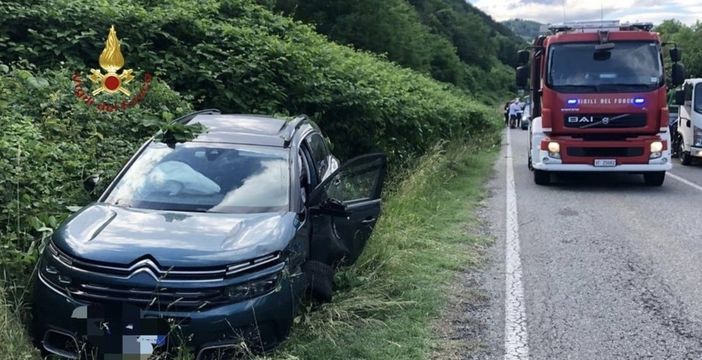 Schianto tra due vetture, coinvoti anche nonno e due nipotini