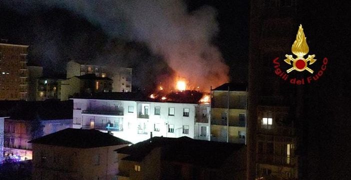 Incendio di via Failla: il video dei Vigili del Fuoco di Vercelli Incendio di via Failla: il video dei Vigili del Fuoco di Vercelli