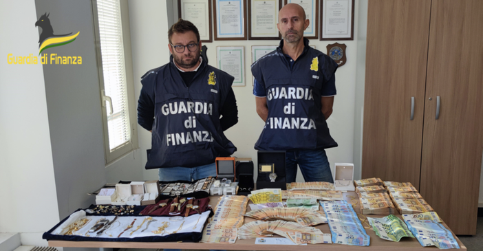 Contrabbando di orologi di lusso. Maxi sequestro della Finanza a Malpensa Contrabbando di orologi di lusso. Maxi sequestro della Finanza a Malpensa