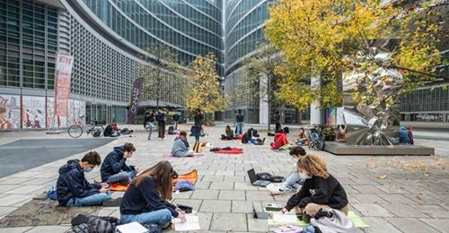 Milano, studenti "incatenano" per protesta l’Ufficio scolastico regionale Milano, studenti "incatenano" per protesta l’Ufficio scolastico regionale