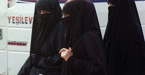 Niente burqa in Svizzera: la destra conservatrice vince il referendum