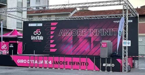 Abbiategrasso vestita a festa.. ha già vinto: onda rosa sulla città, tutto pronto per la partenza del Giro