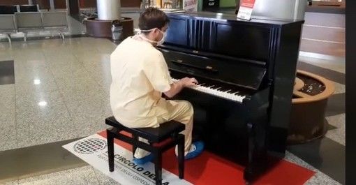 VIDEO. Il medico del Circolo di Varese a fine turno suona "Don't stop me now". Il video è un successo VIDEO. Il medico del Circolo di Varese a fine turno suona "Don't stop me now". Il video è un successo
