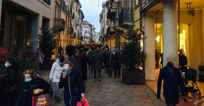 Coronavirus, si va verso Natale e Capodanno &quot;blindati&quot;: il governo pensa a tutta Italia zona rossa nei giorni a rischio