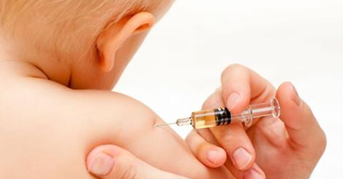 Da pediatri e neonatologi una guida contro paure e bufale: come proteggere davvero i bambini con la vaccinazione