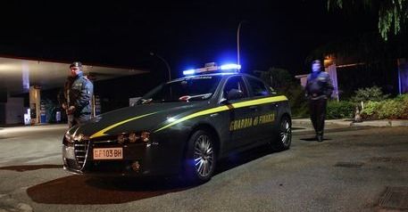 Inveruno: inseguimento nella notte, Porsche si ribalta. Dentro c’erano 22mila euro, occupanti in fuga
