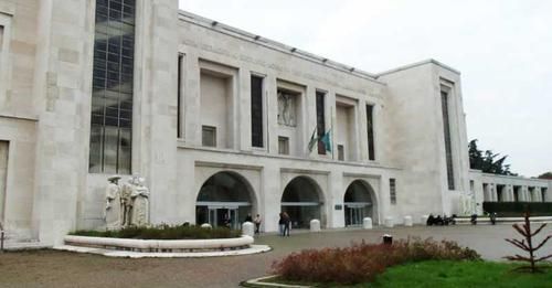 Incursione notturna a Zero Gravity, 19enne si rompe le gambe, finisce a Niguarda in codice rosso Incursione notturna a Zero Gravity, 19enne si rompe le gambe, finisce a Niguarda in codice rosso