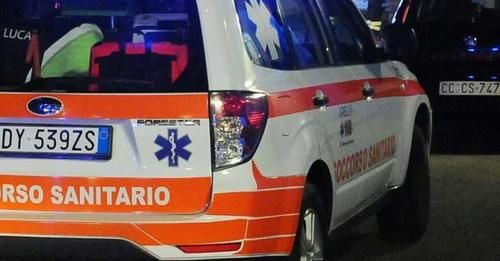 Anziano in auto nel fiume, due passanti lo salvano. Succede a Rozzano