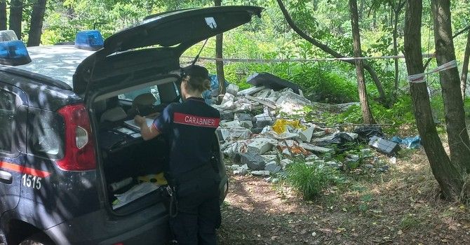 Denunciati per abbandono e gestione illecita di rifiuti: scoperte macerie edili in un bosco a Borgoticino (NO)