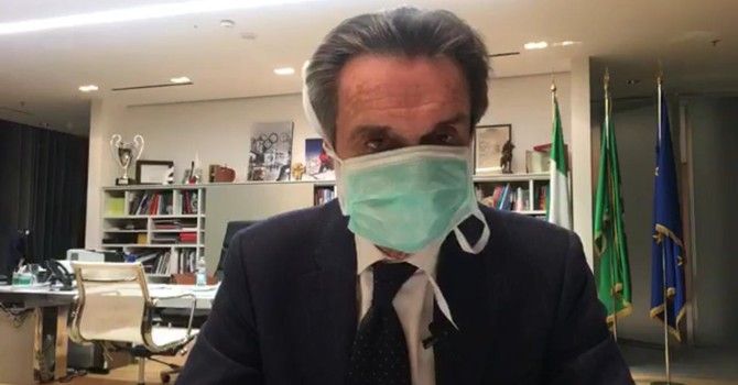 Attilio Fontana con la mascherina in diretta Facebook Attilio Fontana con la mascherina in diretta Facebook