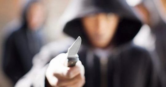 Abbiategrasso, donna di 66 anni accoltellata al torace