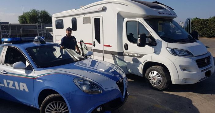 Quattro persone ai domicilari per truffe sulla compravendita di camper