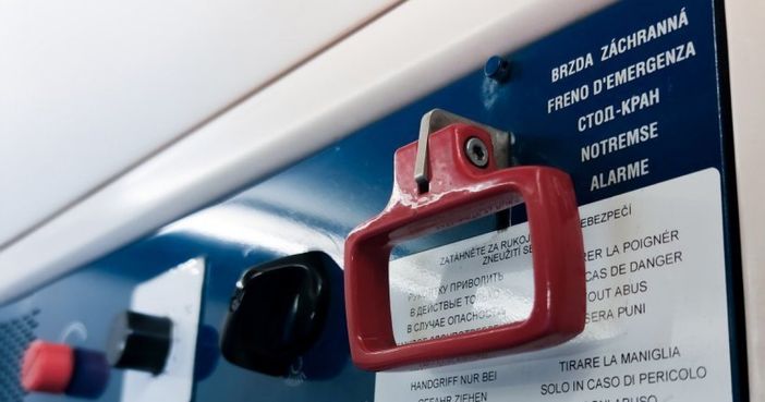 Novara: azionano il freno di emergenza, due giovani italiani denunciati dalla Polfer Novara: azionano il freno di emergenza, due giovani italiani denunciati dalla Polfer