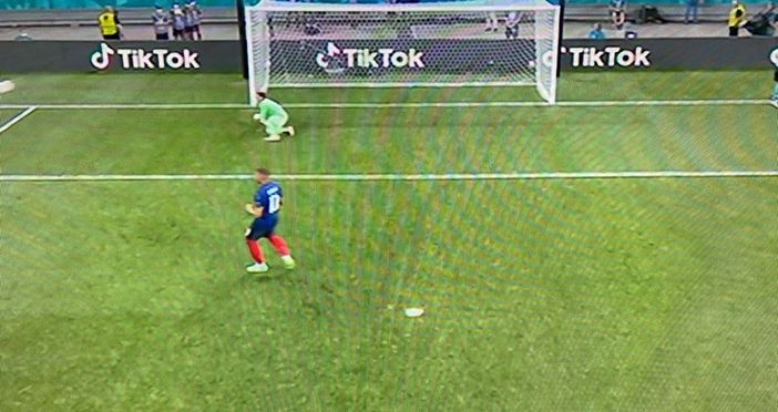 Mbappé fallisce l'ultimo e decisivo rigore Mbappé fallisce l'ultimo e decisivo rigore