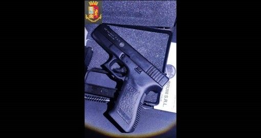 La pistola a salve sequestrata dalla polizia a Monza (foto da Mbnews.it)