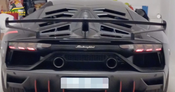 Crediti fiscali inesistenti, la Finanza di Milano sequestra 300mila euro e una Lamborghini