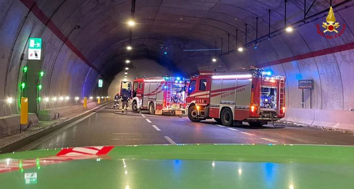 Incendio in galleria sull'A26: traffico bloccato tra Borgomanero e Romagnano Sesia - foto repertorio Incendio in galleria sull'A26: traffico bloccato tra Borgomanero e Romagnano Sesia - foto repertorio