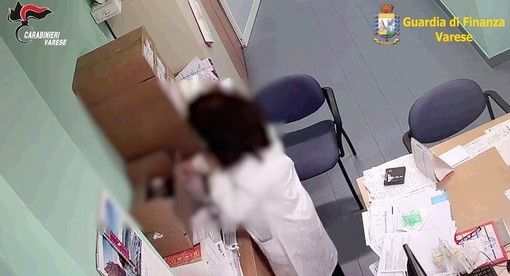 VIDEO. Rivendevano materiale sanitario per intubare i pazienti dell'ospedale di Saronno: due in manette