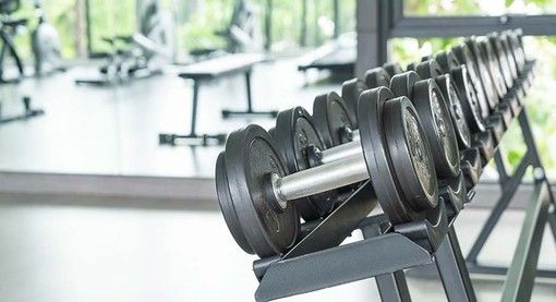 Palestre e piscine? Colpo di scena: in Lombardia potranno riaprire dal 31 maggio e non dal 25. Così scrive Fontana