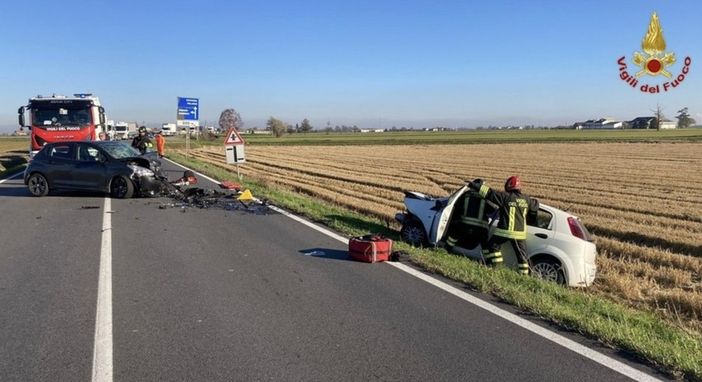 Frontale tra due auto sulla Vercelli - Novara. Un ferito in codice rosso