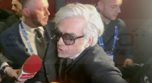 Morgan risponde alla stampa di fronte al Palafiori Morgan risponde alla stampa di fronte al Palafiori