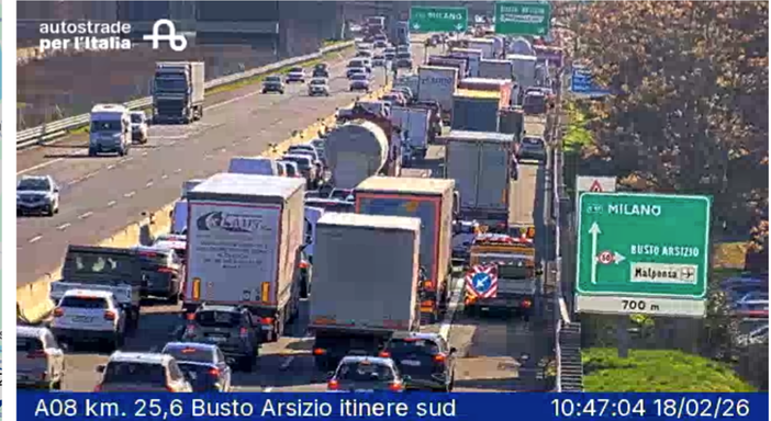 Schianto sull'Autostrada dei Laghi. Tre persone soccorse, code e traffico deviato in uscita a Busto