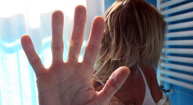 Corsico, donna 43enne aggredita dal convivente: sul posto ambulanza e carabinieri Corsico, donna 43enne aggredita dal convivente: sul posto ambulanza e carabinieri