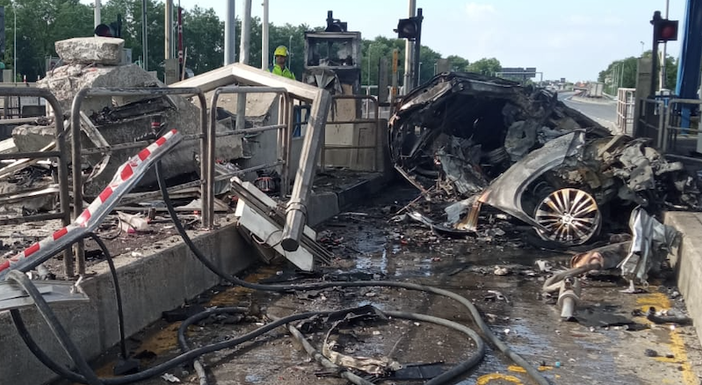 FOTO. Auto si schianta alla barriera di Gallarate e prende fuoco: un morto in Autolaghi