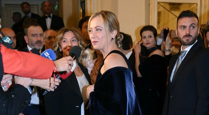 Prima alla Scala: Giorgia Meloni in abito Armani, lungo applauso per il presidente Mattarella Prima alla Scala: Giorgia Meloni in abito Armani, lungo applauso per il presidente Mattarella
