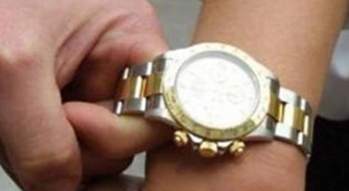 Garlasco: gli strappano il Rolex dal polso, ma è falso Garlasco: gli strappano il Rolex dal polso, ma è falso