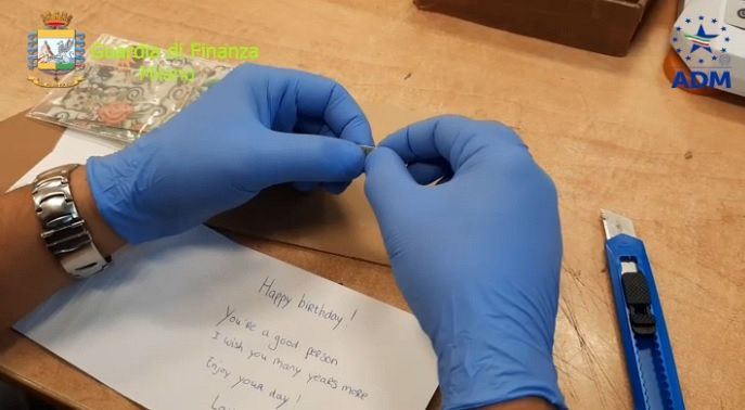 Droga via posta, blitz delle forze dell'ordine all'aeroporto di Linate: sequestrati 50 chili Droga via posta, blitz delle forze dell'ordine all'aeroporto di Linate: sequestrati 50 chili