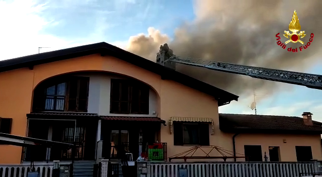 (VIDEO) Copiano: fiamme sul tetto di una casa, soccorsa una persona (VIDEO) Copiano: fiamme sul tetto di una casa, soccorsa una persona