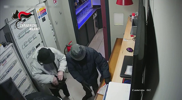 VIDEO. Solaro (MI): rapinavano la sala slot sognando una vacanza ai Caraibi, in manette due uomini