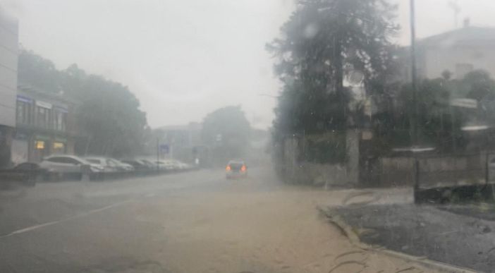 Fiumi d’acqua in via Sanvito oggi pomeriggio a Varese Fiumi d’acqua in via Sanvito oggi pomeriggio a Varese