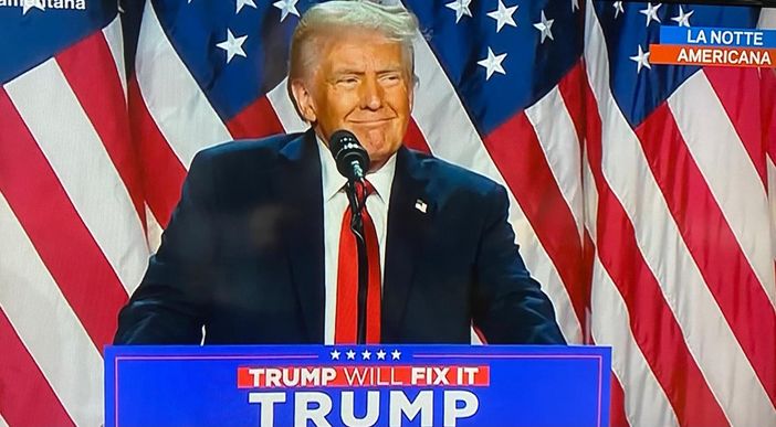 Trump sul palco di Palm Beach per il primo discorso da presidente Trump sul palco di Palm Beach per il primo discorso da presidente