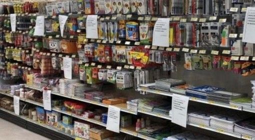 Vietata la vendita di quaderni e phone nei supermercati: «Ma come faccio ad asciugare i capelli alla mia bimba?»