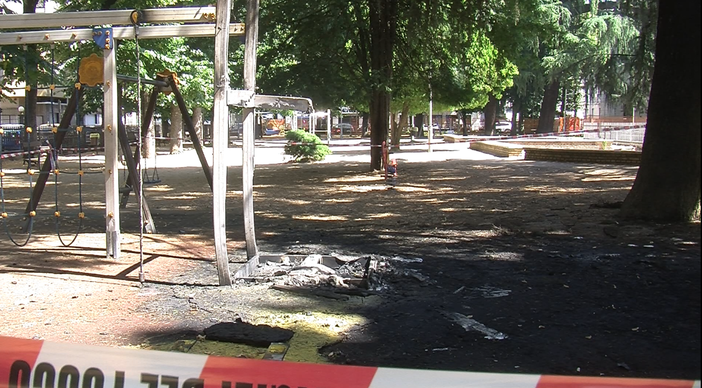 Vigevano: vandali piromani danno fuoco allo scivolo per bambini nel parco Regina Margherita
