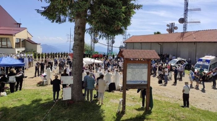 Un mese fa la tragedia, oggi 14 rose bianche sul Mottarone: «Non ci sono parole per spiegare ad Eitan perché ha perso mamma, papà e fratellino»