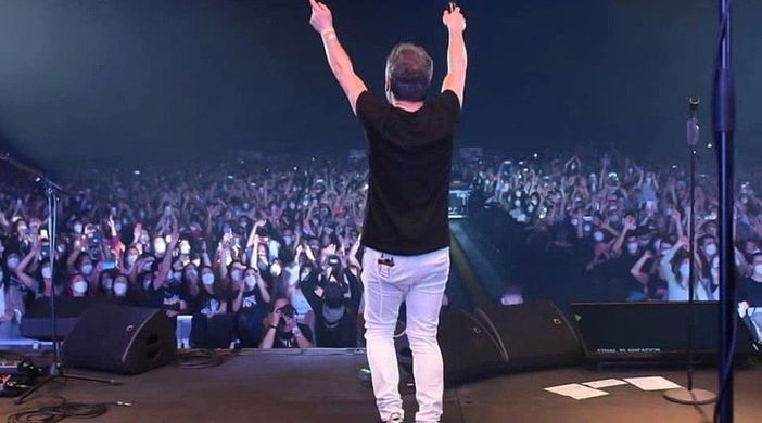 Il clamoroso concerto di massa anti-Covid di ieri sera a Barcellona (foto tratta dalla pagina Facebook dei "Love of Lesbian")