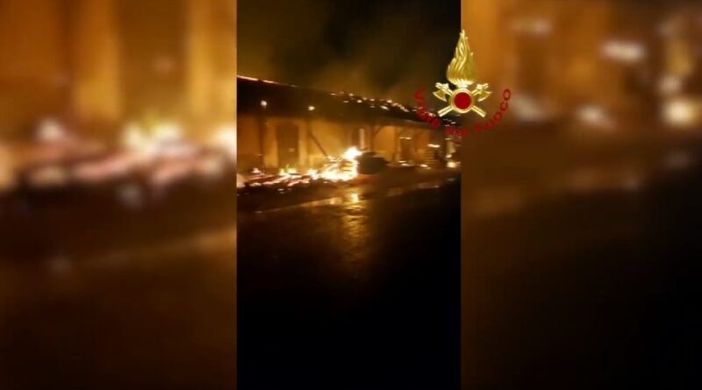 Pavia, rogo ex scalo merci: cantiere sotto sorveglianza costante Pavia, rogo ex scalo merci: cantiere sotto sorveglianza costante