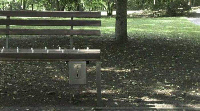 Senza tetto ucciso dal freddo, trovato senza vita su una panchina di Milano Senza tetto ucciso dal freddo, trovato senza vita su una panchina di Milano