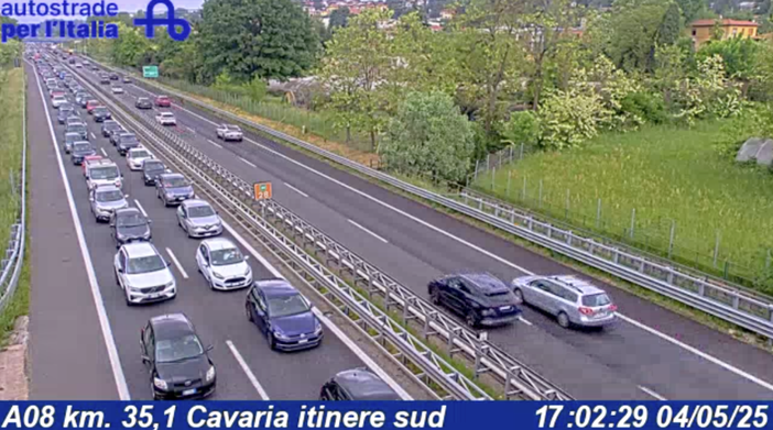 Le code in Autolaghi dopo l'incidente (foto webcam Autostrade per l'Italia)