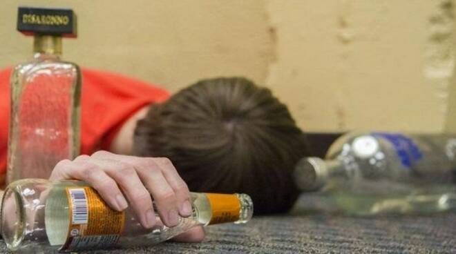 Pavia, coma etilico (di pomeriggio..): hanno 14 e 16 anni Pavia, coma etilico (di pomeriggio..): hanno 14 e 16 anni