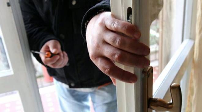 Cassolnovo: forzano la porta finestra del soggiorno e rubano 300 euro in contanti