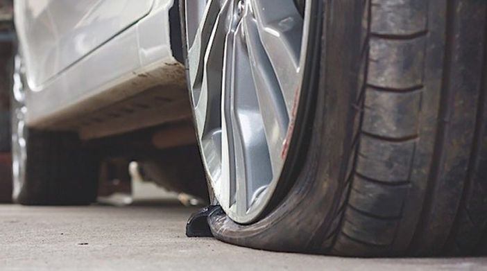 Abbiategrasso: fuori dall’ospedale, cambia la ruota dell’auto e gli rubano la borsa