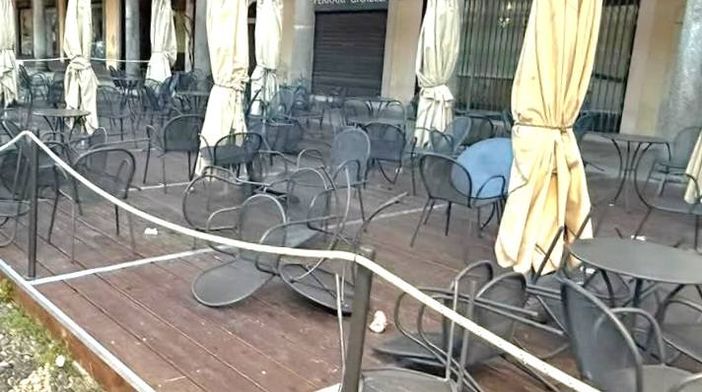 Vigevano, sorpreso mentre danneggia i tavolini del dehors della pasticceria Colombo. Arrestato un 27enne Vigevano, sorpreso mentre danneggia i tavolini del dehors della pasticceria Colombo. Arrestato un 27enne