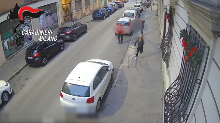 Milano: quattro rapine in mezz’ora, due giovani arrestati dai carabinieri. Le immagini Milano: quattro rapine in mezz’ora, due giovani arrestati dai carabinieri. Le immagini