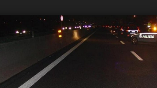 Travolto da più auto, mentre camminava in autostrada